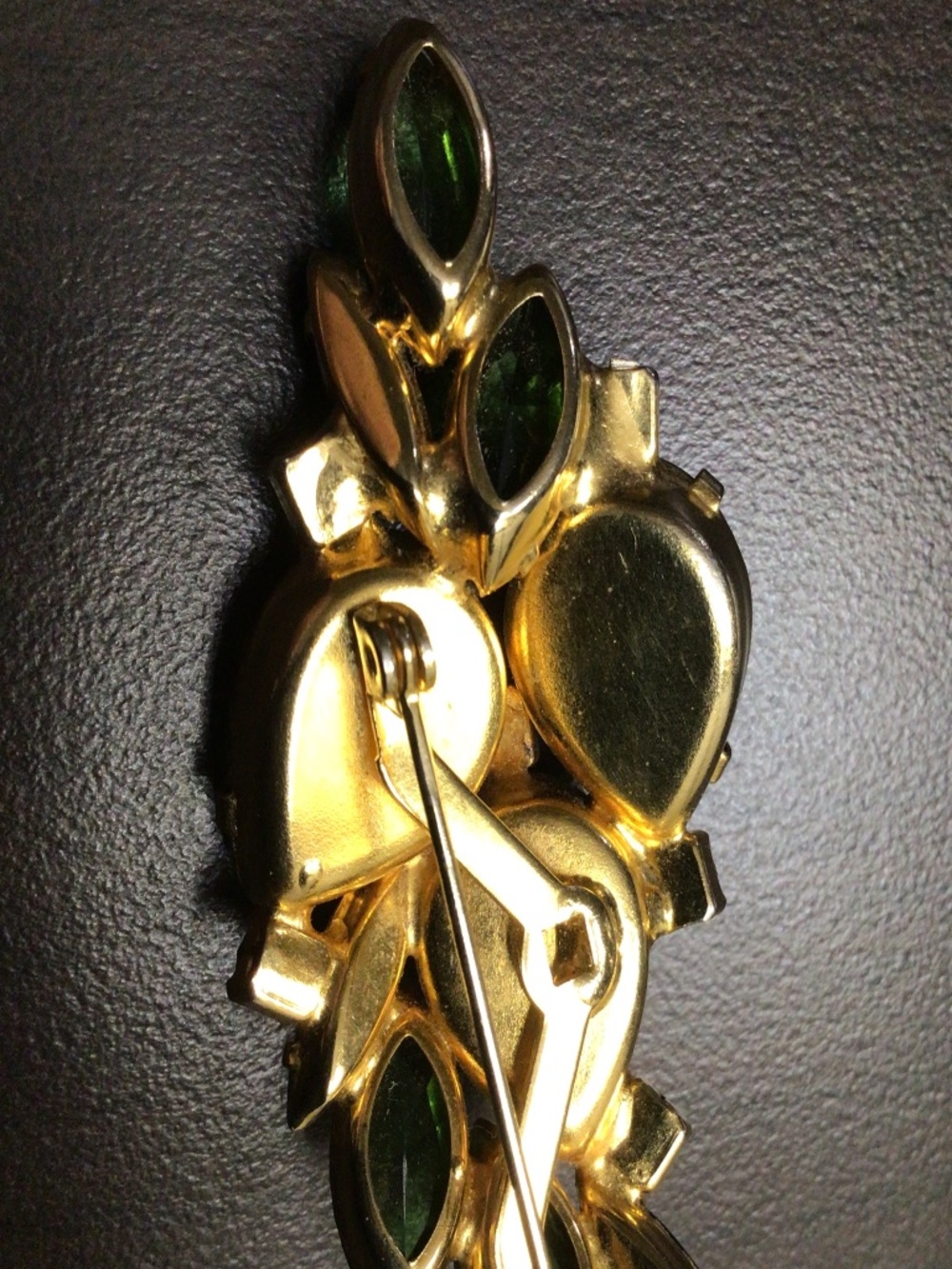Vintage Green Molded Givre Glass Rhinestone Brooch Goldtone Metal - Picture 5 of 16